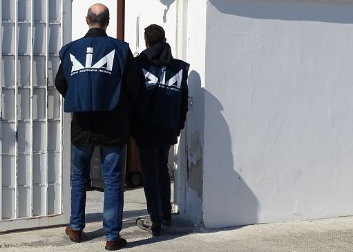 Maxisequestro all’ex capo di una banda di ladri: travestiti da carabinieri rubavano in casa