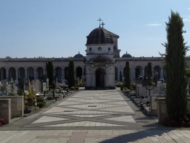 Incidente durante la riesumazione E così la salma cade dalla bara
