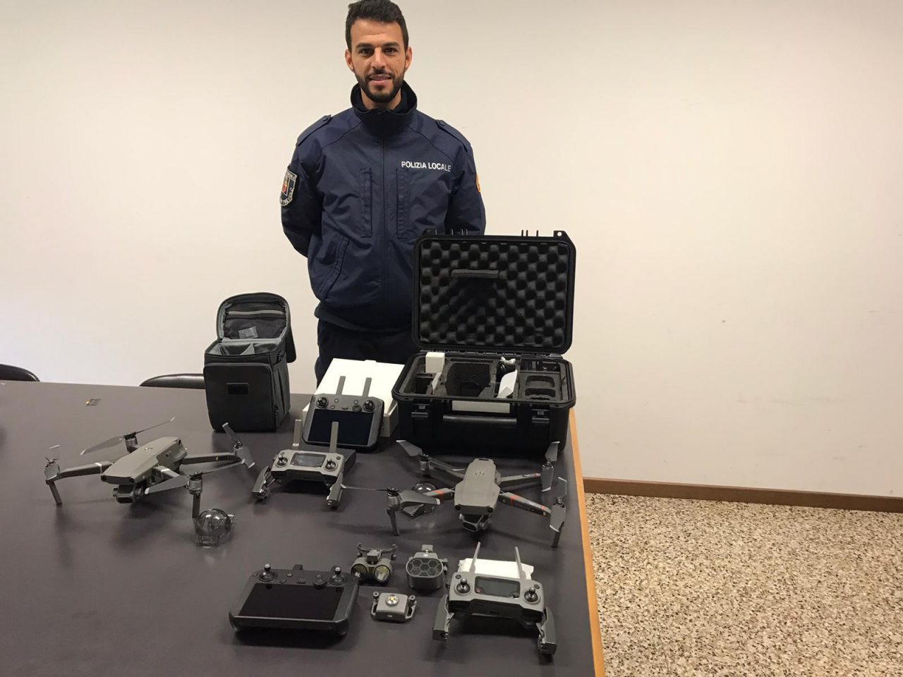 Occhio, nel cielo sopra Treviolo volano i droni dei vigili urbani