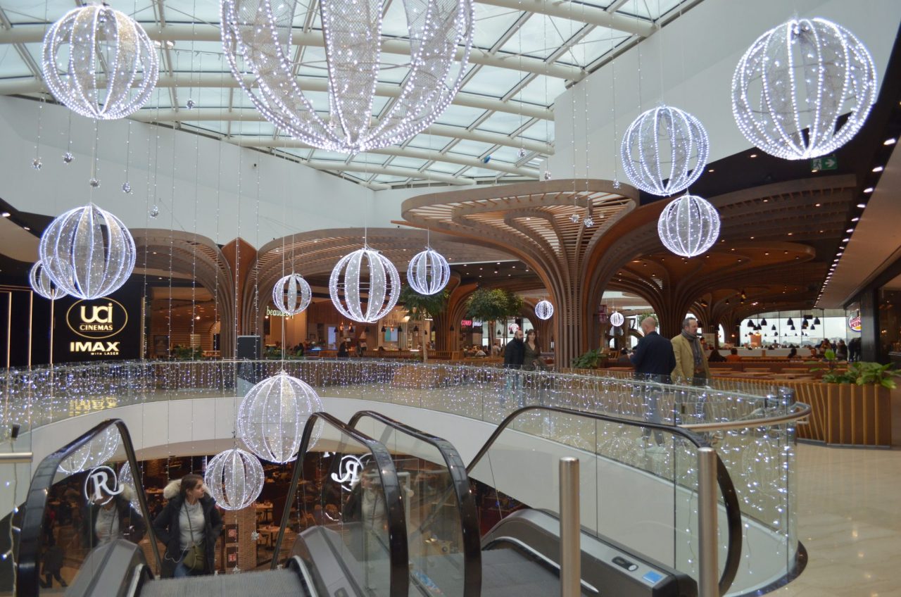 Grazie a ben 18 km di luminarie a Oriocenter è esploso il Natale