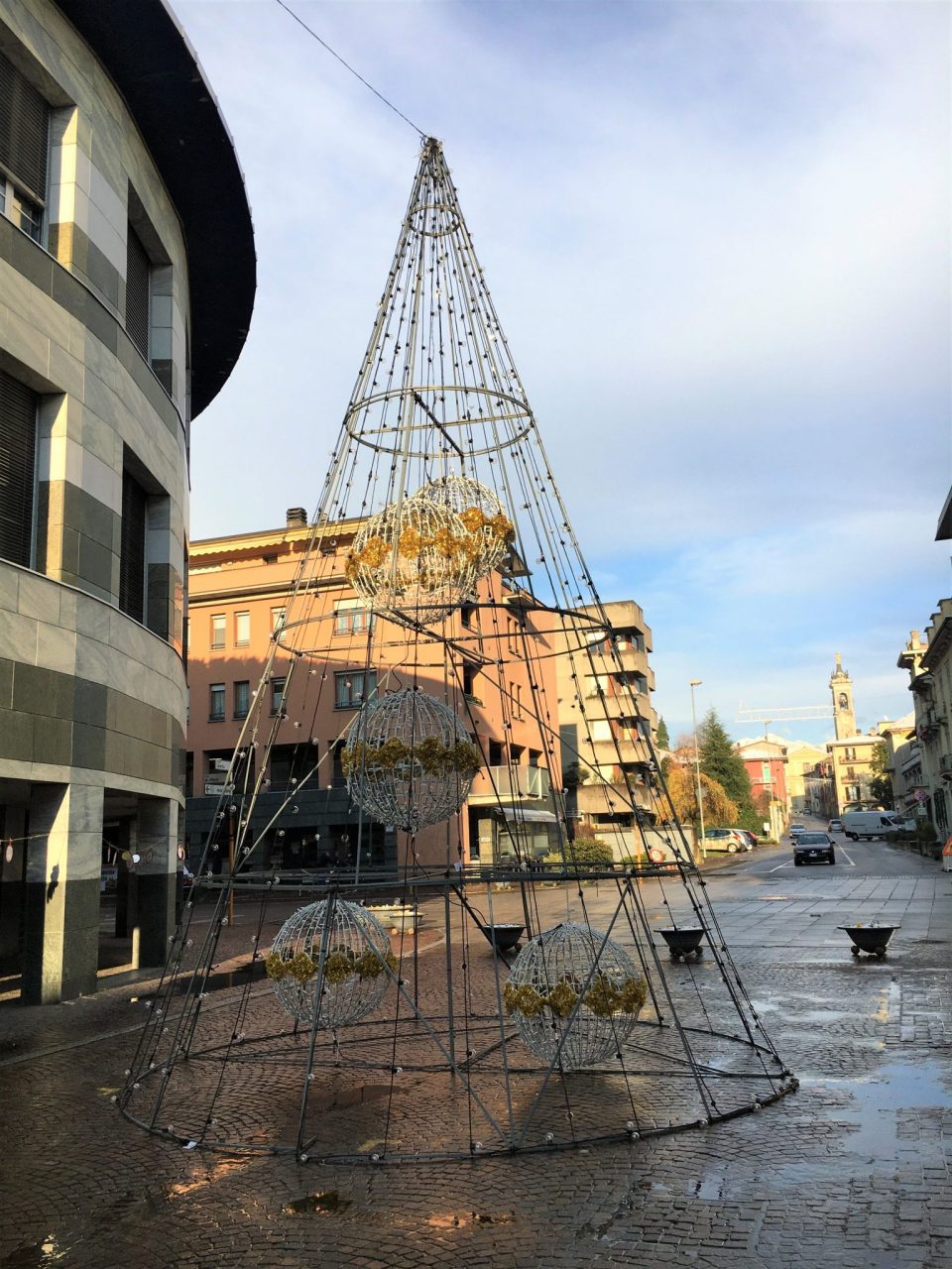 Più che un albero, un «fil de fèr» (ma le lucine di Albino son belle)