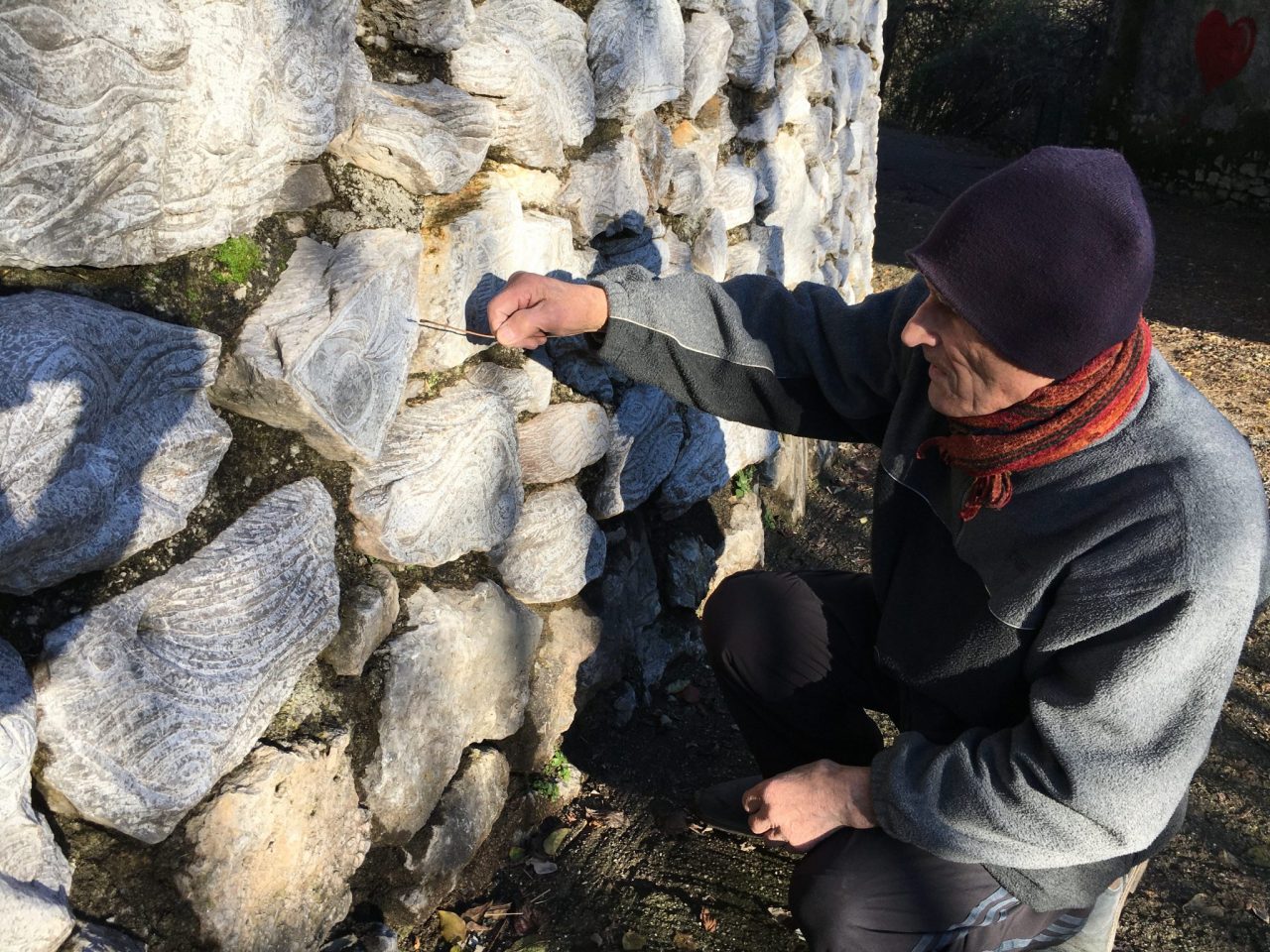 Quelle mille pietre di Remo Ponti ad Albino. Tutte scolpite con la sua anima (a 81 anni)