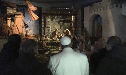 Bergoglio: Stupiti dal presepe dove nessuno si sente "diverso"