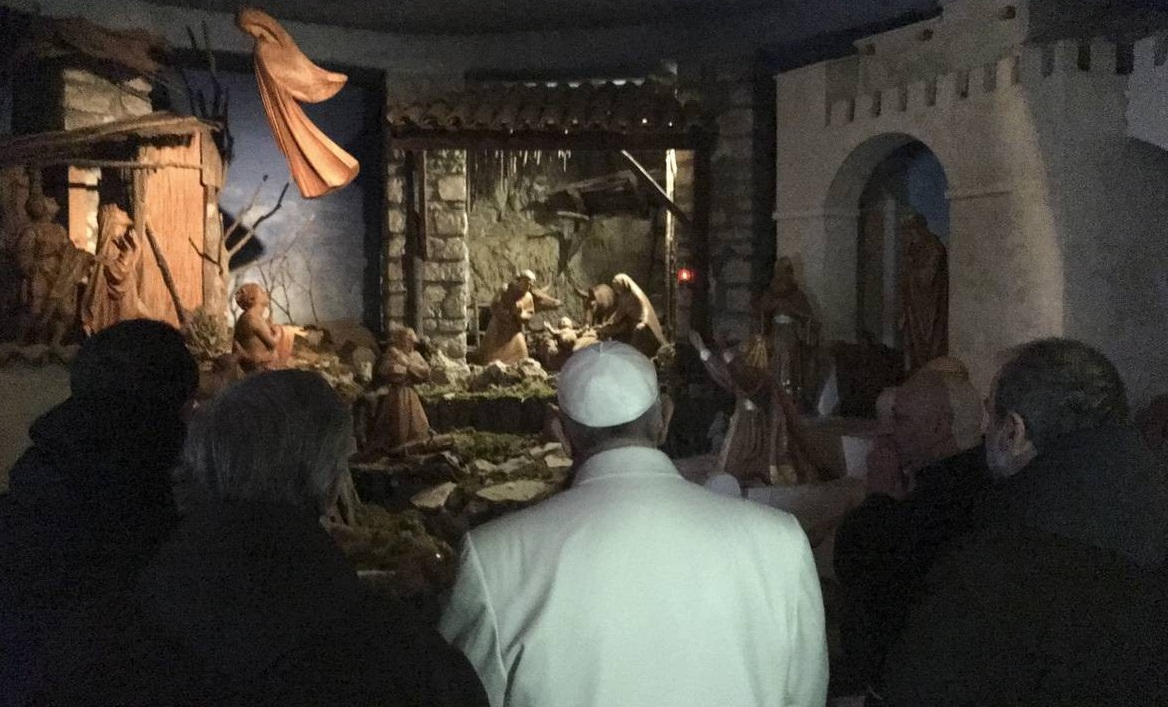 Bergoglio: Stupiti dal presepe dove nessuno si sente “diverso”