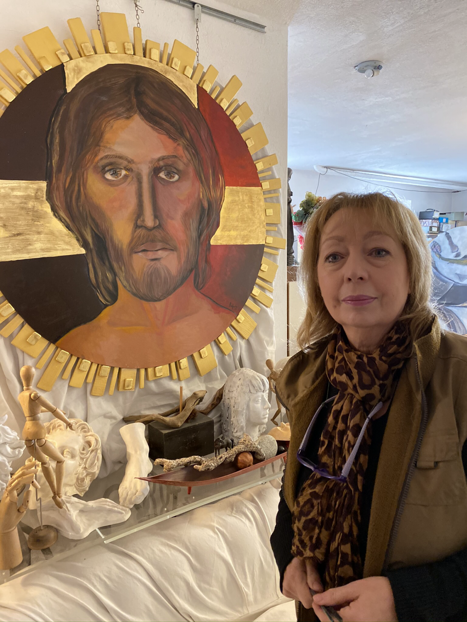 Luana Raffuzzi, che da 40 anni decora la chiesa della Dorotina di Mozzo