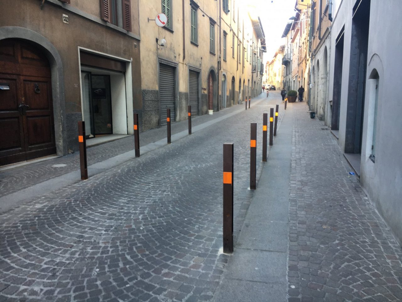 I paletti piazzati in via Mazzini ad Albino? Per i cittadini è un disastro su tutta la linea