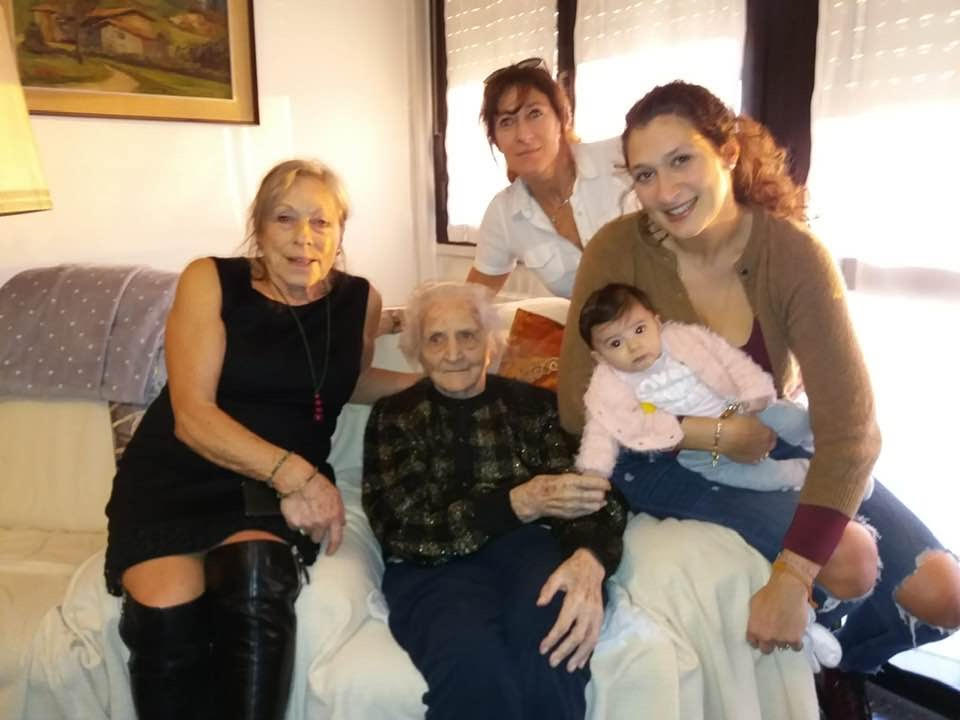 Una foto indimenticabile a Gorle: dalla trisavola alla neonata, cinque generazioni insieme