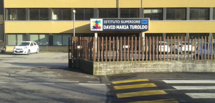 Studenti in sciopero per il freddo nelle aule: al Turoldo di Zogno anche il preside si schiera coi ragazzi