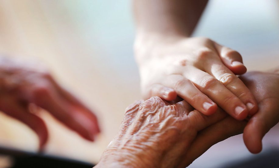 Muore a 47 anni, una settimana dopo la mamma