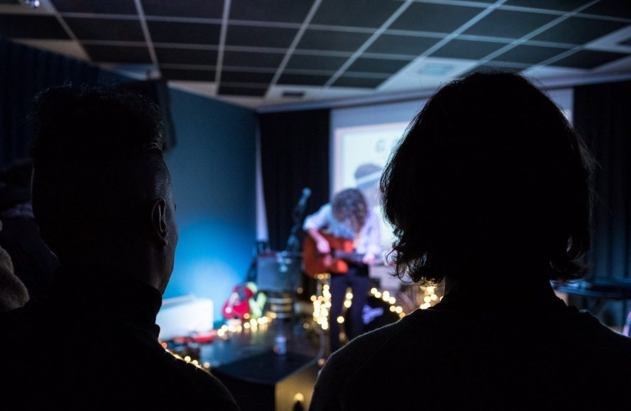 «Giorno feriale, locale pieno e concerto gratuito. Ma pochissimi lo guardano»