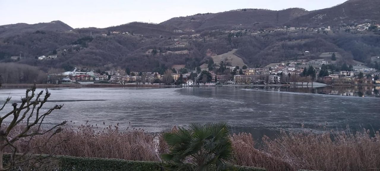 Il lago di Endine inizia a ghiacciare: nessun divieto di pattinaggio (chi si prende la responsabilità?)