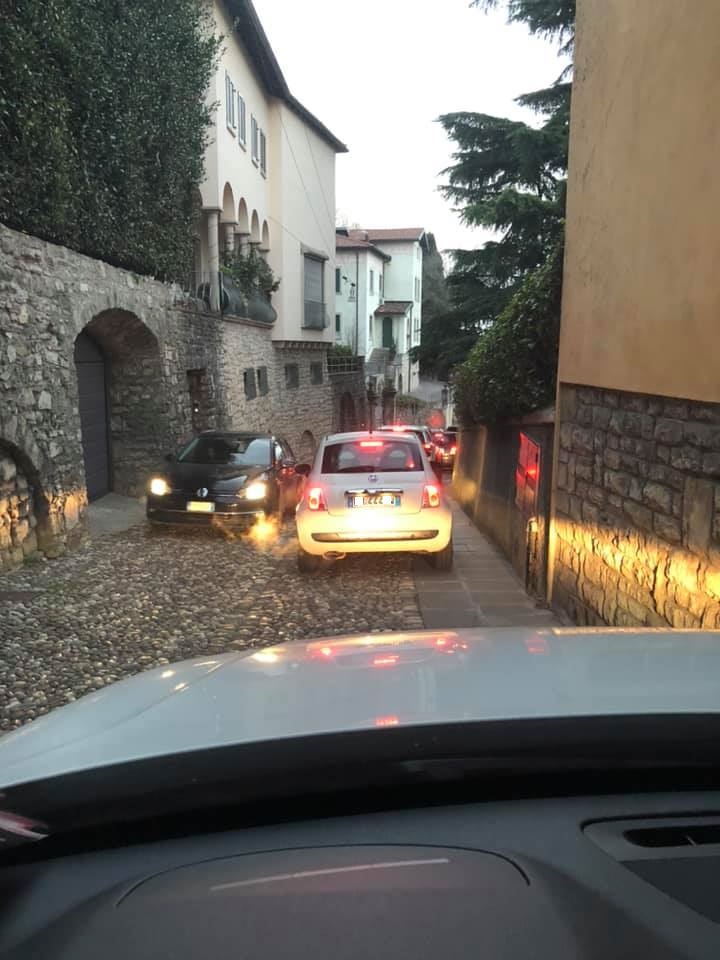 Via Sant’Alessandro ore 8. Si può far qualcosa?