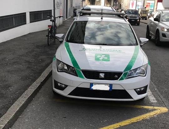 Vigili «pizzicati» sull’area disabili si automultano