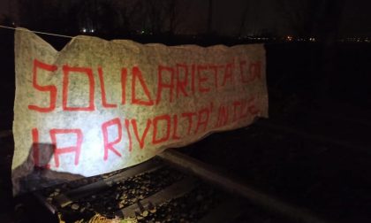 La linea Milano Centrale-Bergamo bloccata da una protesta di solidarietà verso la rivolta in Cile