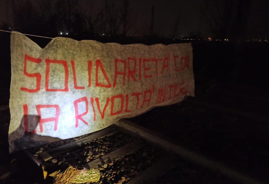 La linea Milano Centrale-Bergamo bloccata da una protesta di solidarietà verso la rivolta in Cile
