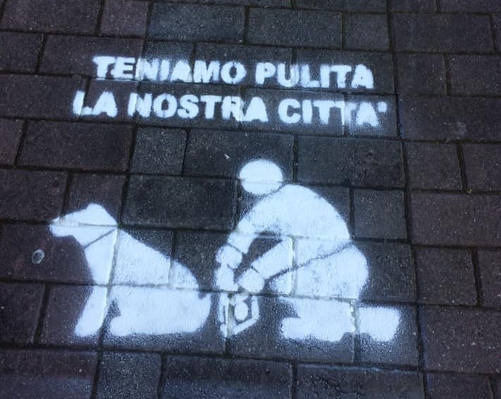 Un paese pulito? A Gazzaniga l’invito è dipinto sul marciapiede. E occhio alle multe