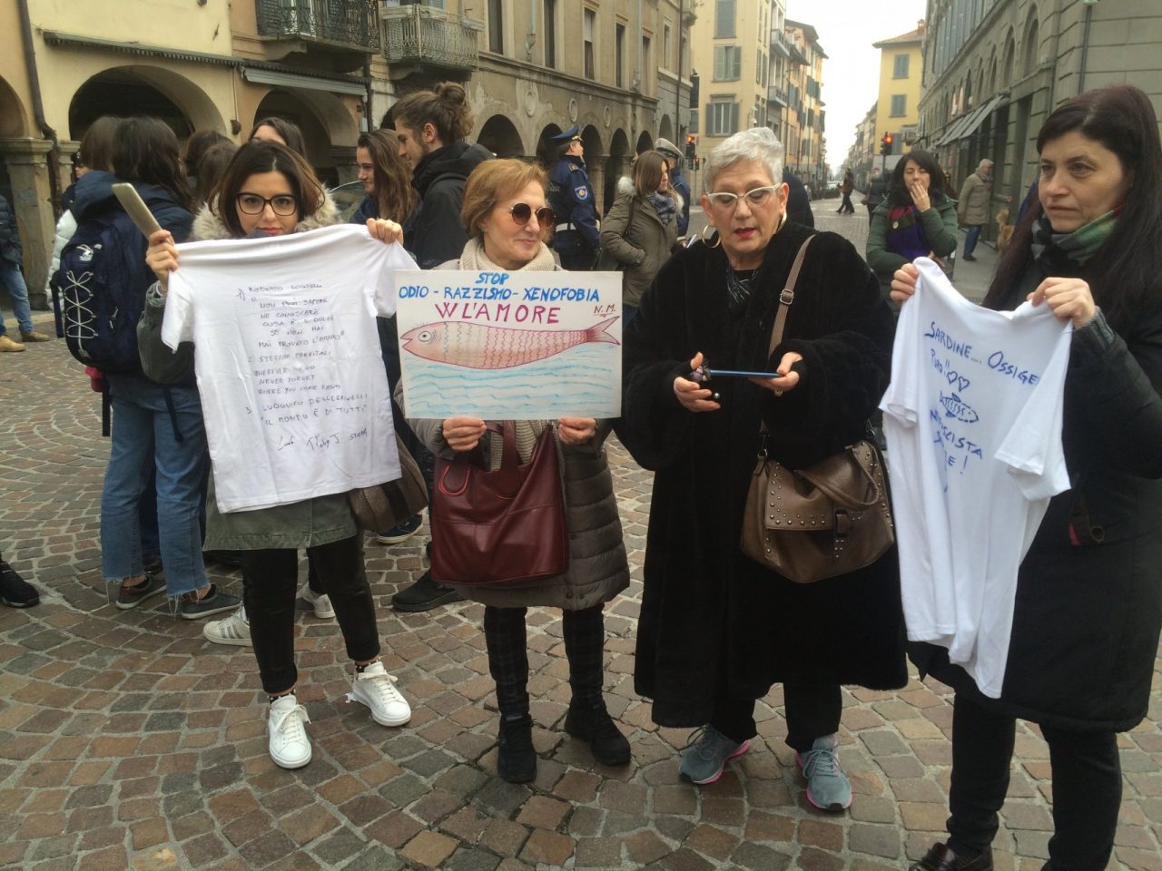 Le Sardine chiamano, i giovani non rispondono: meno di duecento in piazza