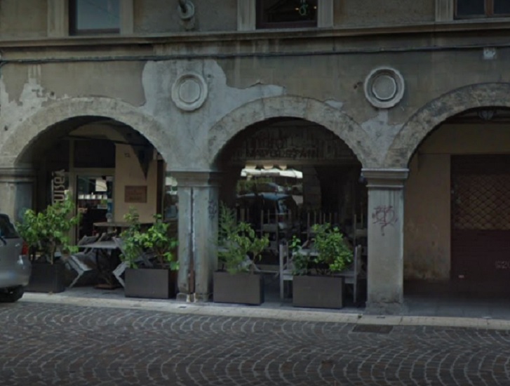 Morto sul lavoro il pizzaiolo del Vasinikò, in piazza Pontida: malore fatale