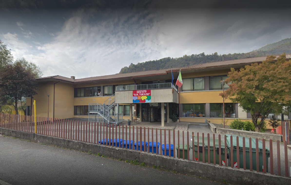 Al Turoldo di Zogno i banchi in disuso tornano alla ribalta, ma come portabici