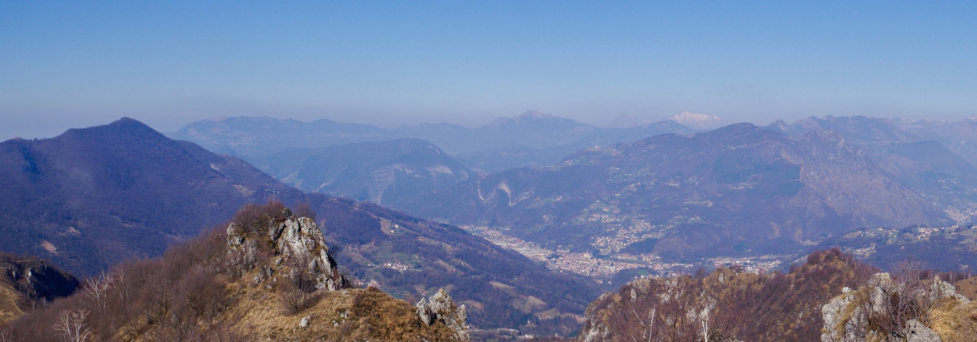 Panoramica sull'abitato di Zogno dalla vetta del monte Costone, nel centro la Corna Rossa