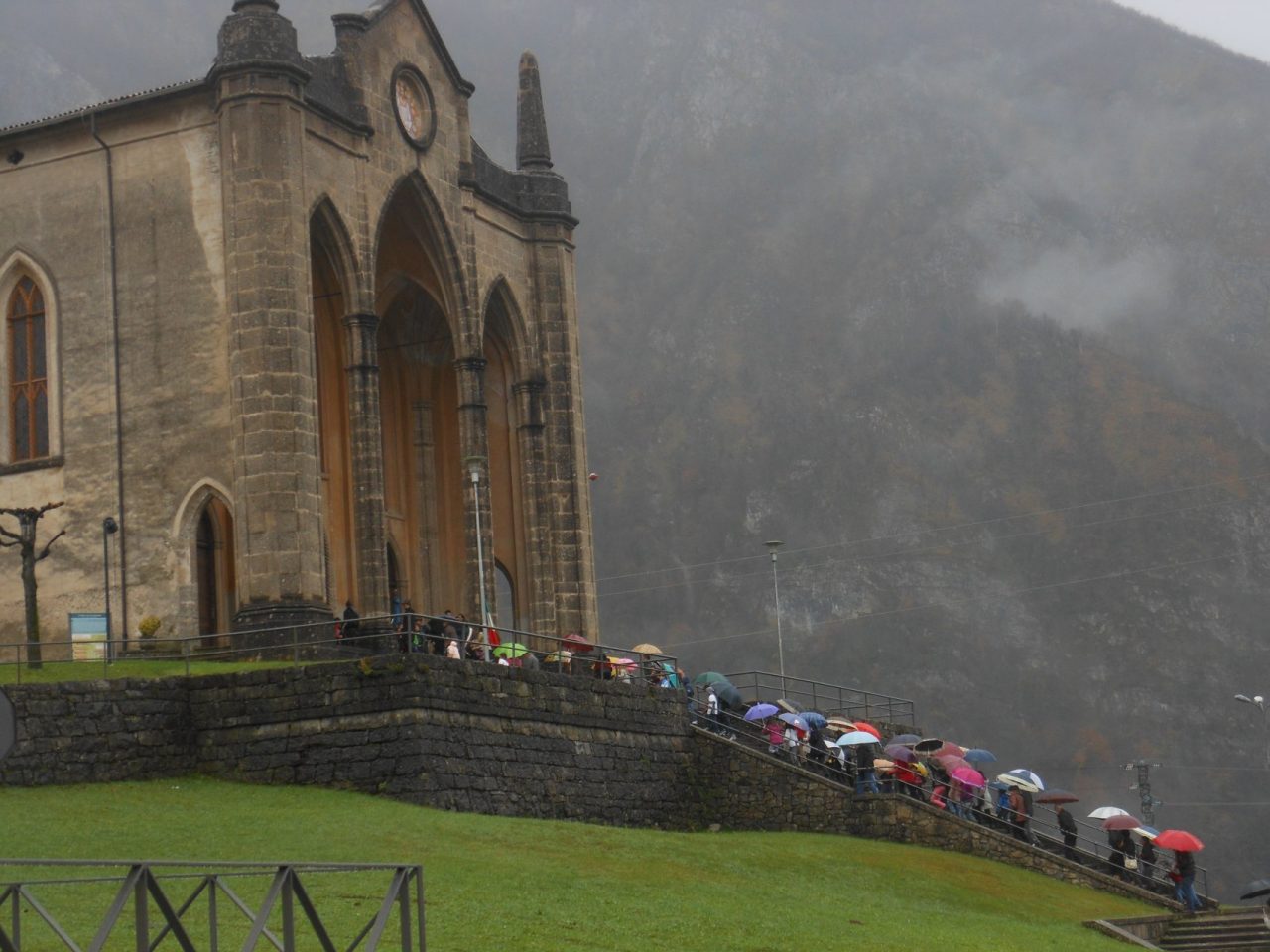 Vetrate a rischio, la chiesa di San Martino a Piazza Brembana ha bisogno di aiuto