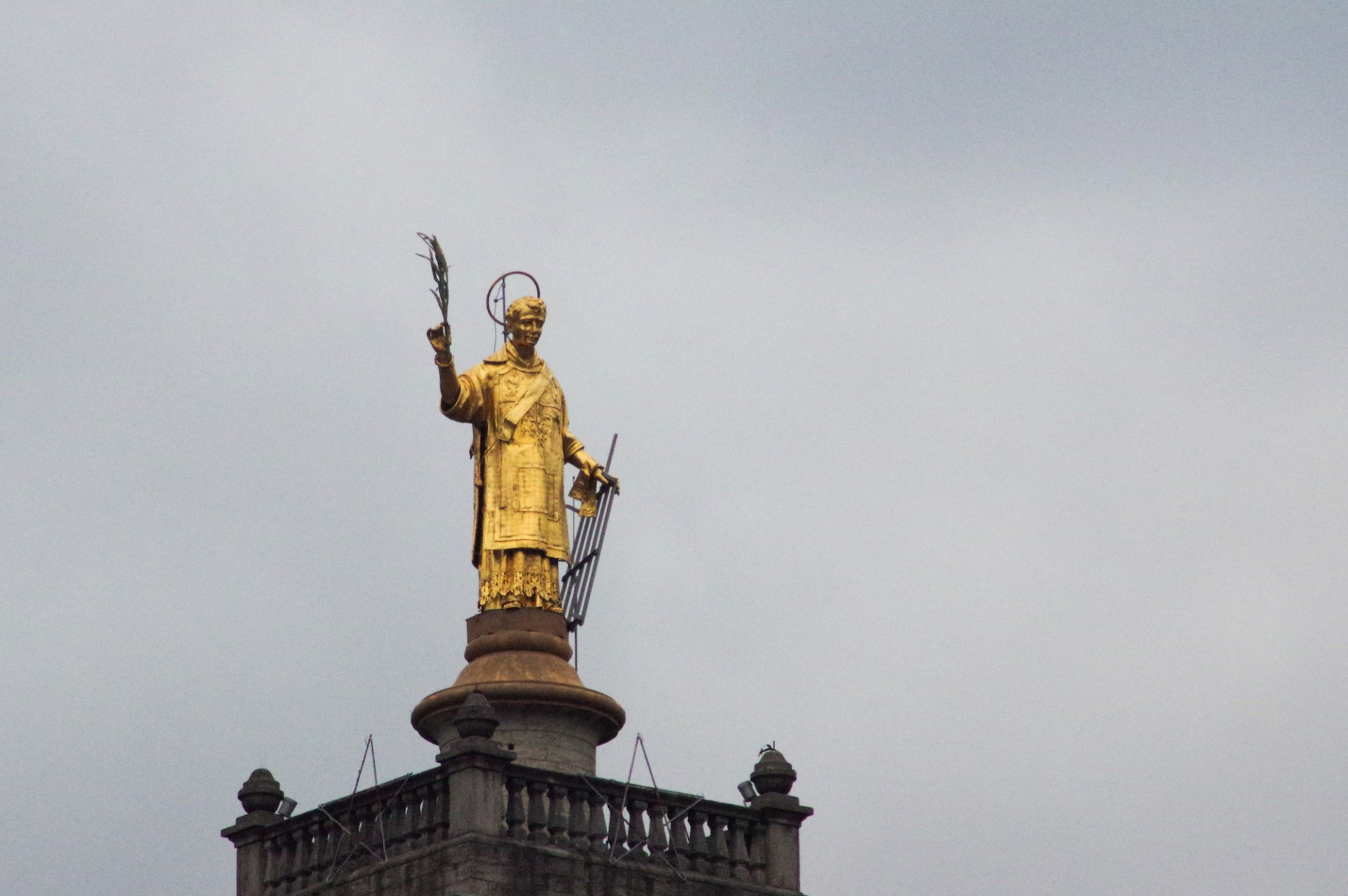 Statua di san Lorenzo sul campanile di Zogno