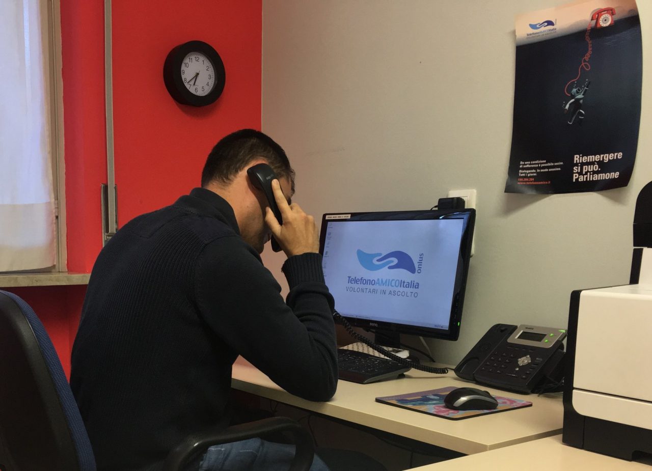 Oltre mille richieste di aiuto nel 2018. Ma ora Telefono Amico Bergamo cerca volontari