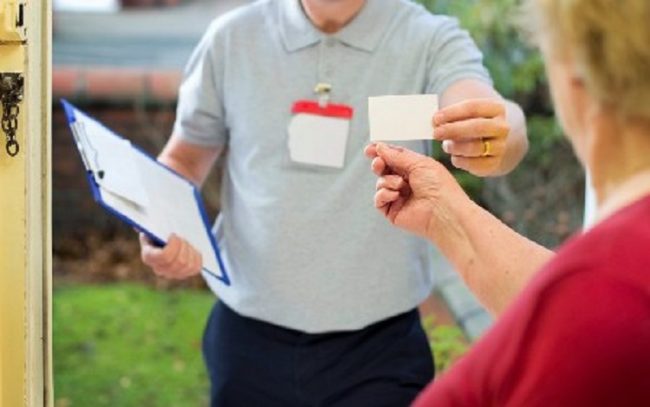 Venditore porta a porta senza tesserino, scatta la multa da 5mila euro