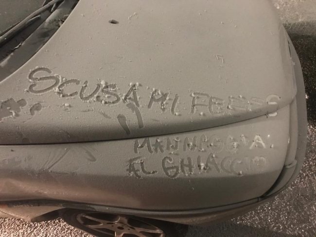 Distrugge un’auto e poi scrive le sue scuse sul cofano ghiacciato