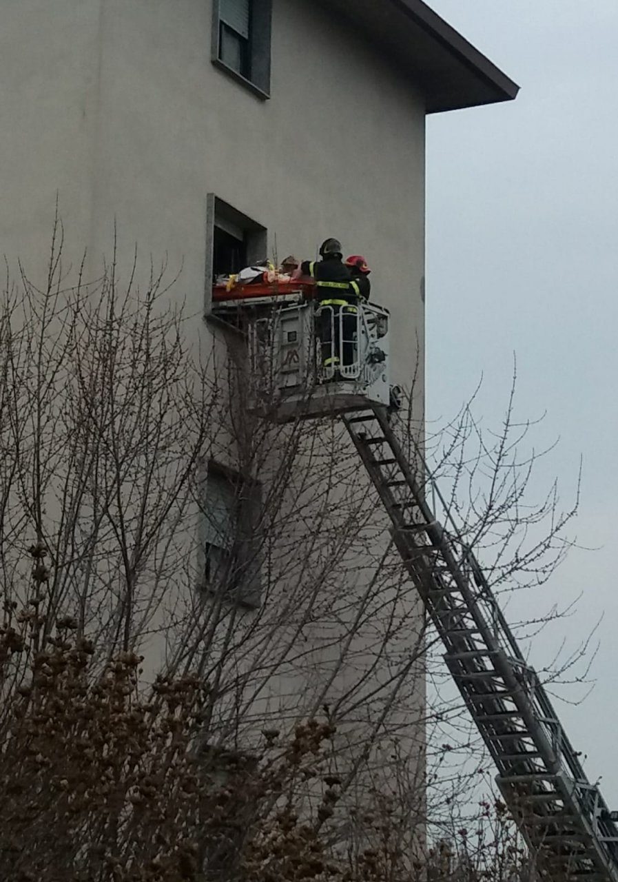 Malore per un 80enne in carrozzina: “prelevato” dalla finestra al 4° piano dai Vigili del fuoco