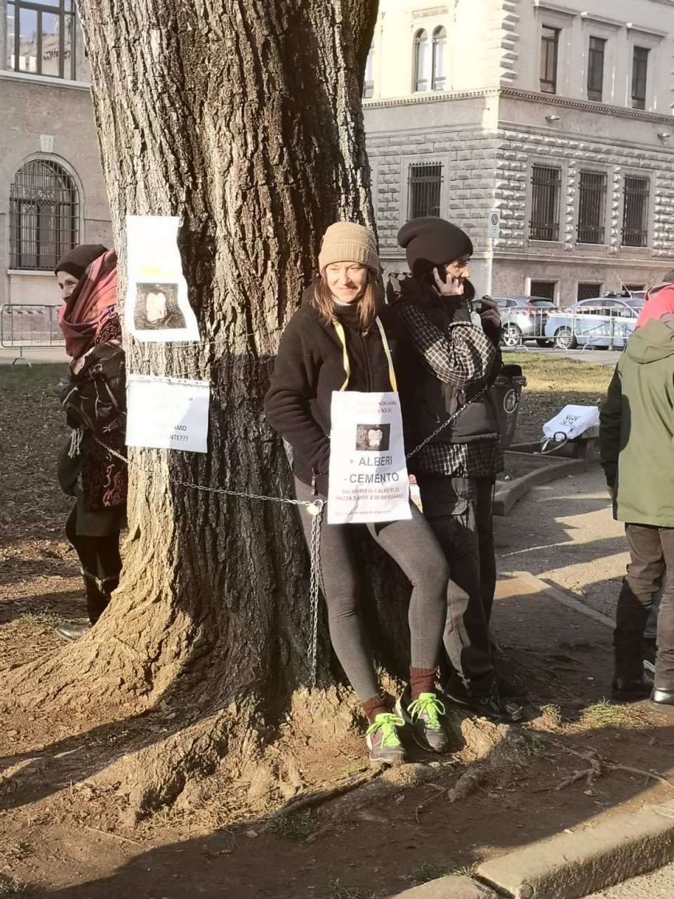 Piazza Dante, manifestanti si legano alle piante e bloccano l’inizio dei lavori