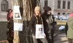 Piazza Dante, manifestanti si legano alle piante e bloccano l'inizio dei lavori