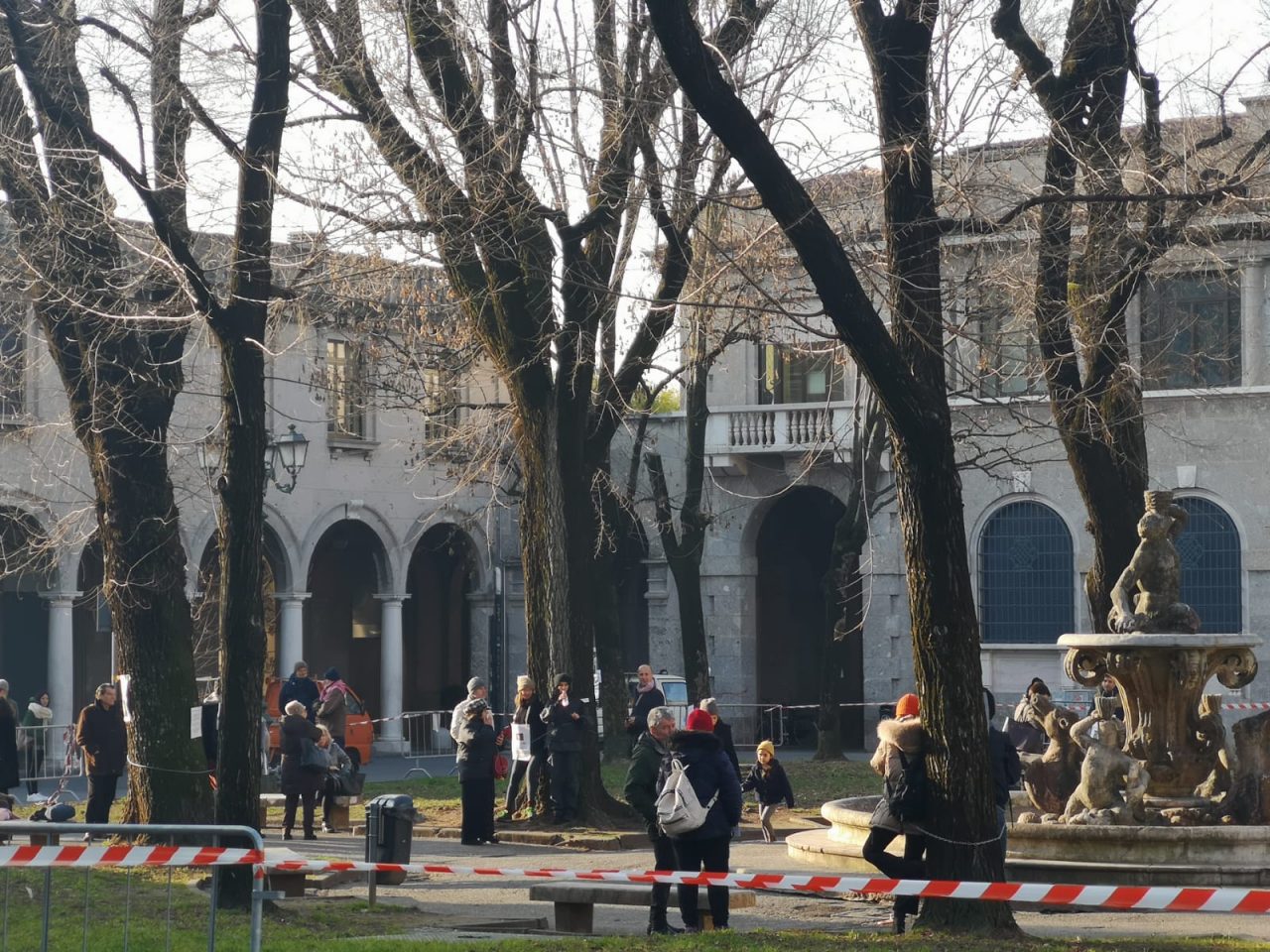 Piazza Dante, i video delle prime piante tagliate (la Polizia ha dovuto calmare i manifestanti)