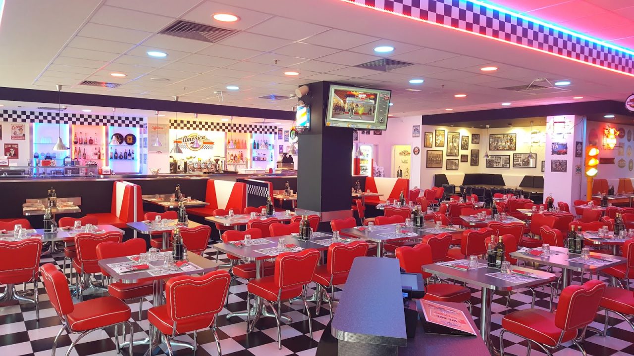 Dopo il Burger King, allo stadio arriva pure America Graffiti (che cerca personale)