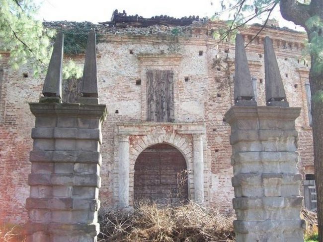 Cologno, in vendita il Castello di Liteggio: «Troppi costi e troppe tragedie»
