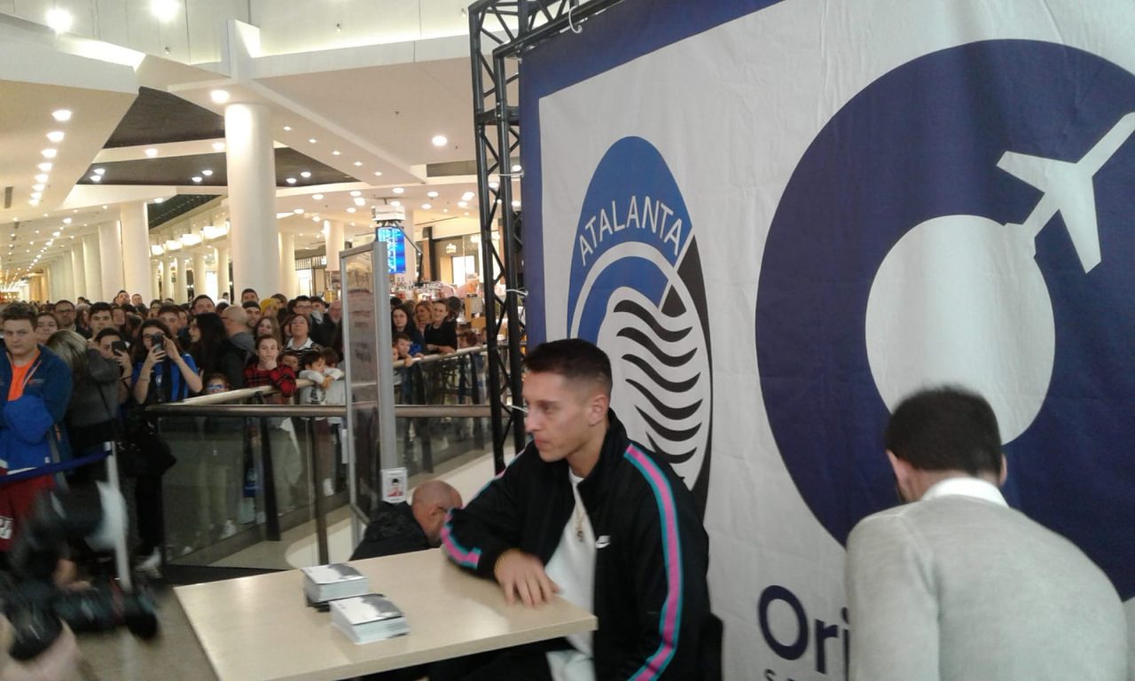 Centinaia di tifosi accolgono Gollini a Oriocenter. E lui carica l’ambiente in vista della Spal