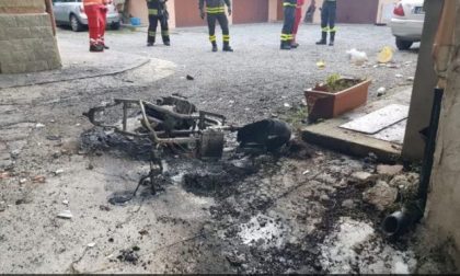 Lite accesa tra vicini: incendiata una moto, colonna di fumo desta l’allarme