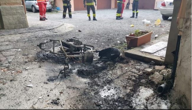 Lite accesa tra vicini: incendiata una moto, colonna di fumo desta l’allarme