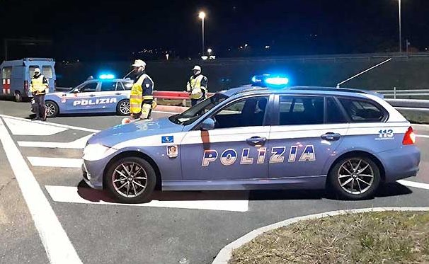 Non si ferma all’alt, tampona la polizia e fugge: seimila euro di multa e meno 60 punti