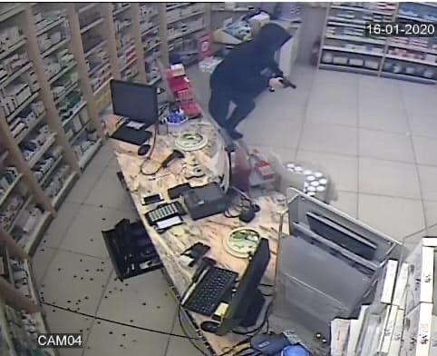 Rapina in farmacia: è la quinta in pochi giorni nella Bassa