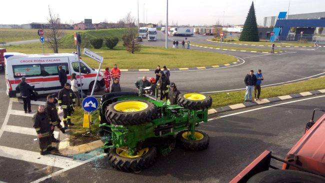 Ragazza rimane incastrata in un trattore ribaltato