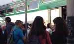Persone lungo i binari: lunedì nero tra ritardi e soppressioni per i pendolari, anche bergamaschi