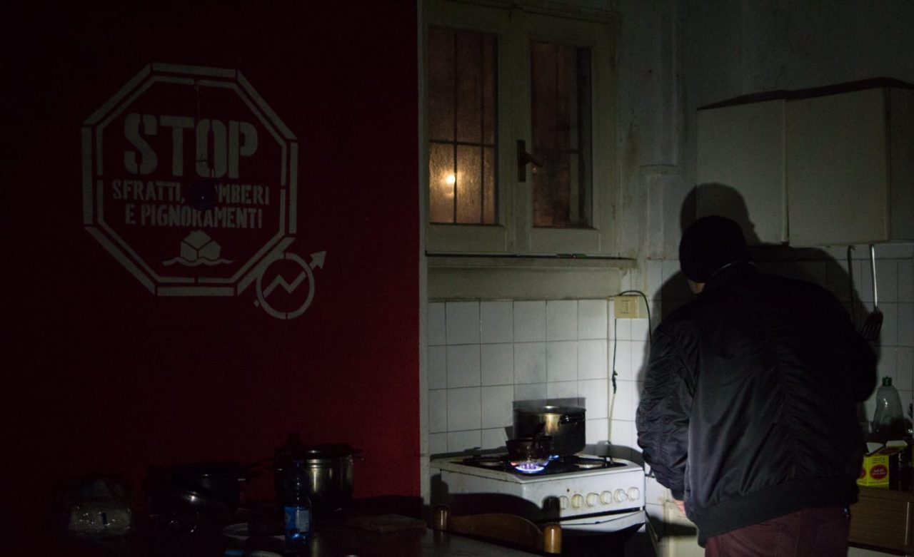 Occupanti di via Monte Grigna al gelo: «Ci hanno abbandonati». Il Comune risponde