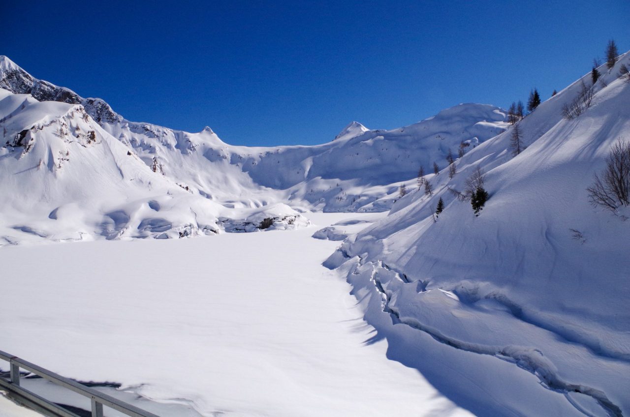 Tra la neve fino ai Laghi Gemelli, per scoprire un eterno abbraccio tra due innamorati