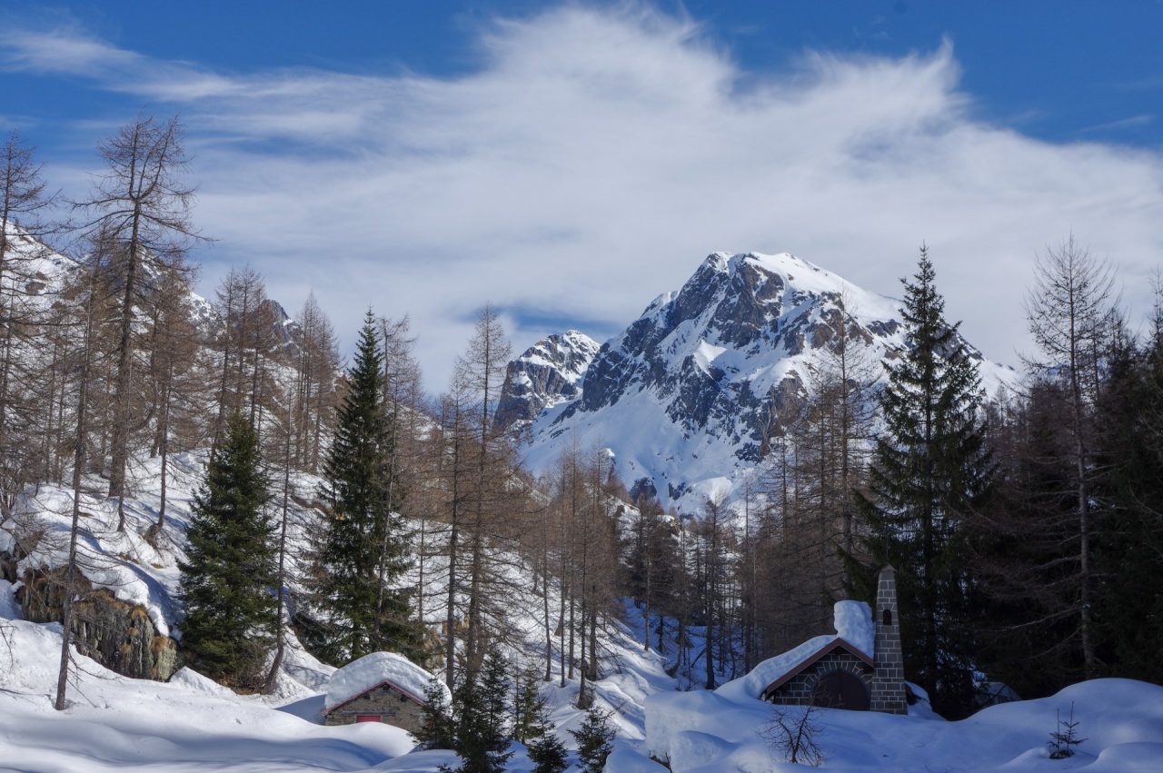 L’ultima neve alla Conca del Calvi, per godersi la bellezza della primavera in arrivo
