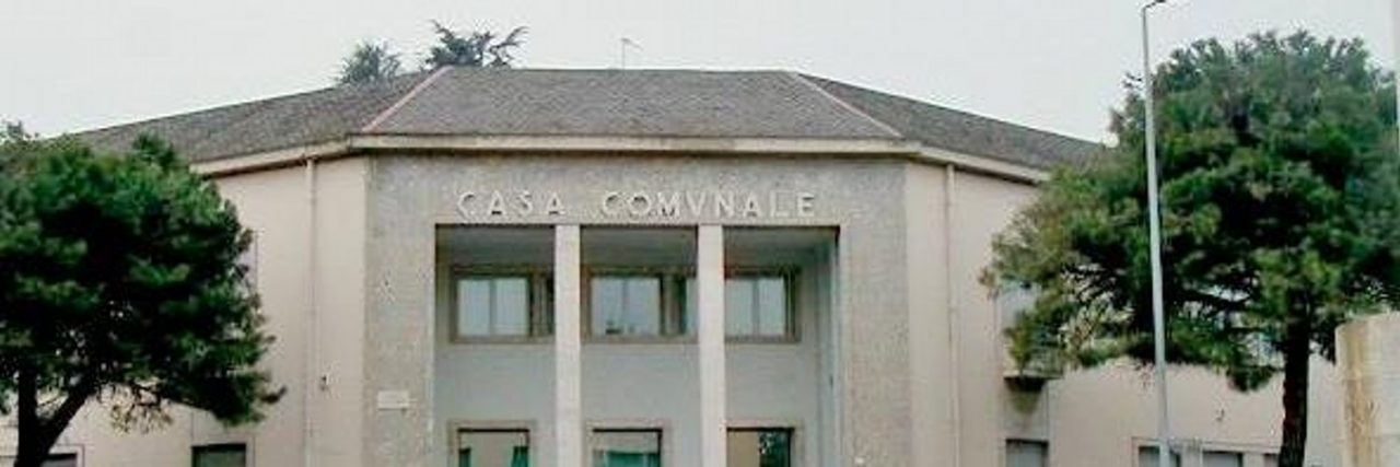 Tesi negazioniste allo spettacolo. L’amministrazione condanna la “bugia”