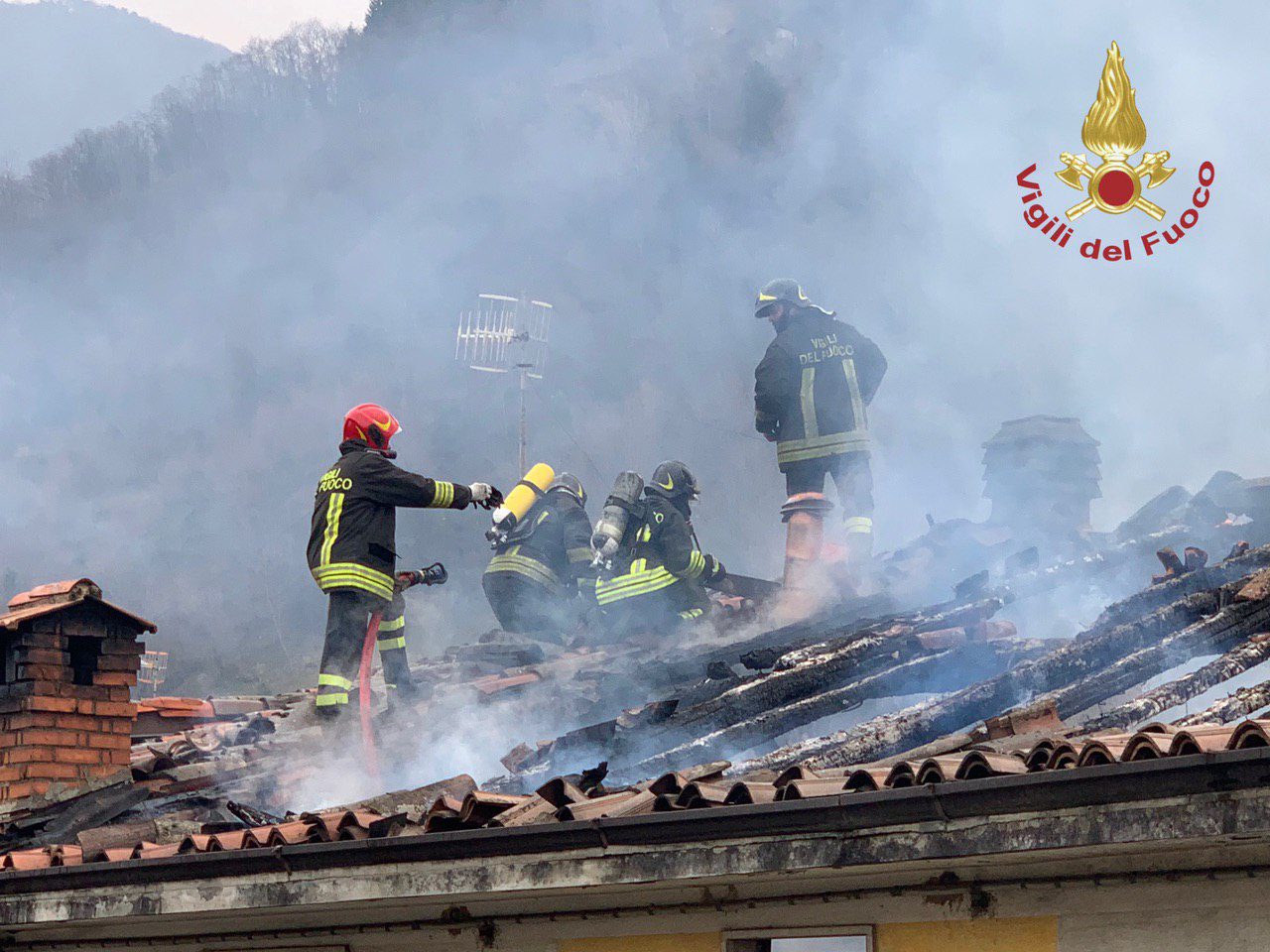 Incendio a Grone distrugge il tetto di una casa. In azione sei mezzi dei Vigili del Fuoco