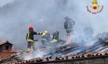 Incendio a Grone distrugge il tetto di una casa. In azione sei mezzi dei Vigili del Fuoco