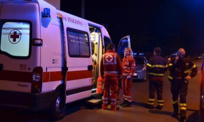 Si schianta contro un cartello con la moto e si frattura gambe e braccio
