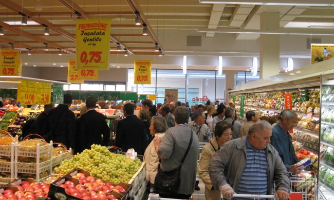 Anziano starnutisce al supermercato fingendosi infetto e poi scappa con la spesa